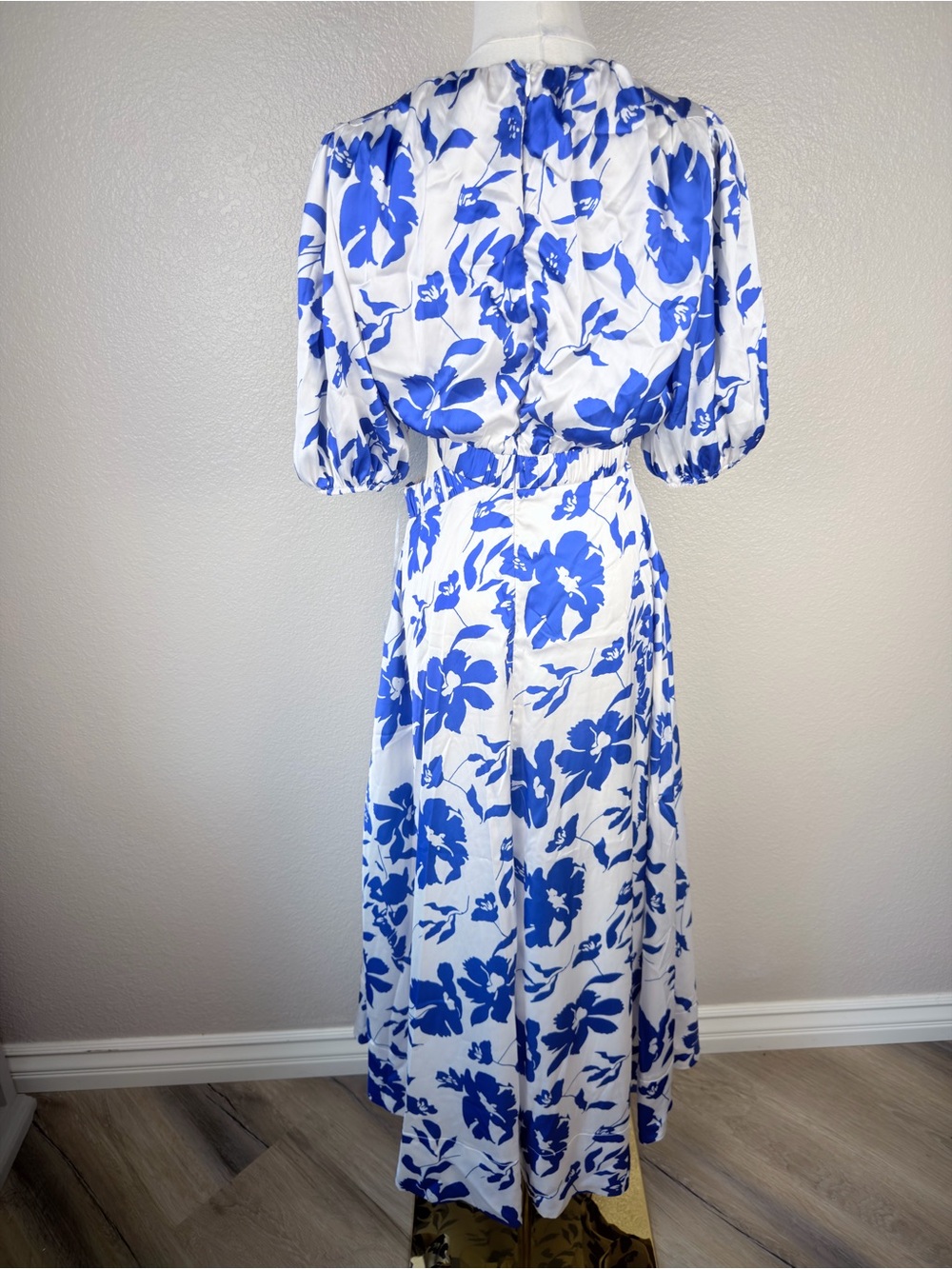 NWT Petal & Pup White & Blue Floral Midi Dress Waist cutout Puff Sleeve, Medium - Picture 4 of 7